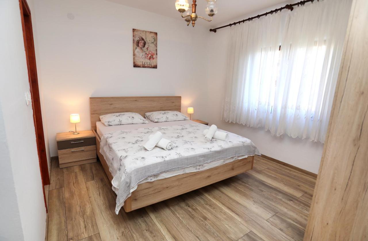 Apartman Gilan Seget Vranjica Exterior foto